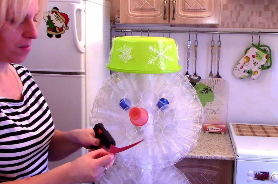 How to Make a Snowman from Disposable Cups