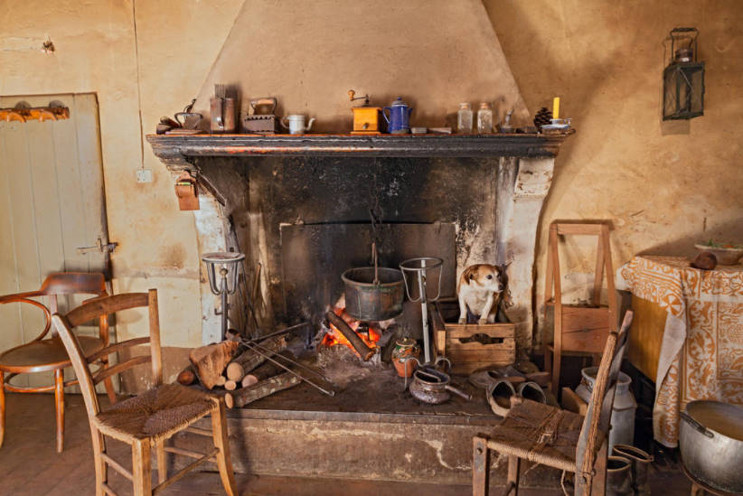 How to Use Old Things in the Interior of the Cottage
