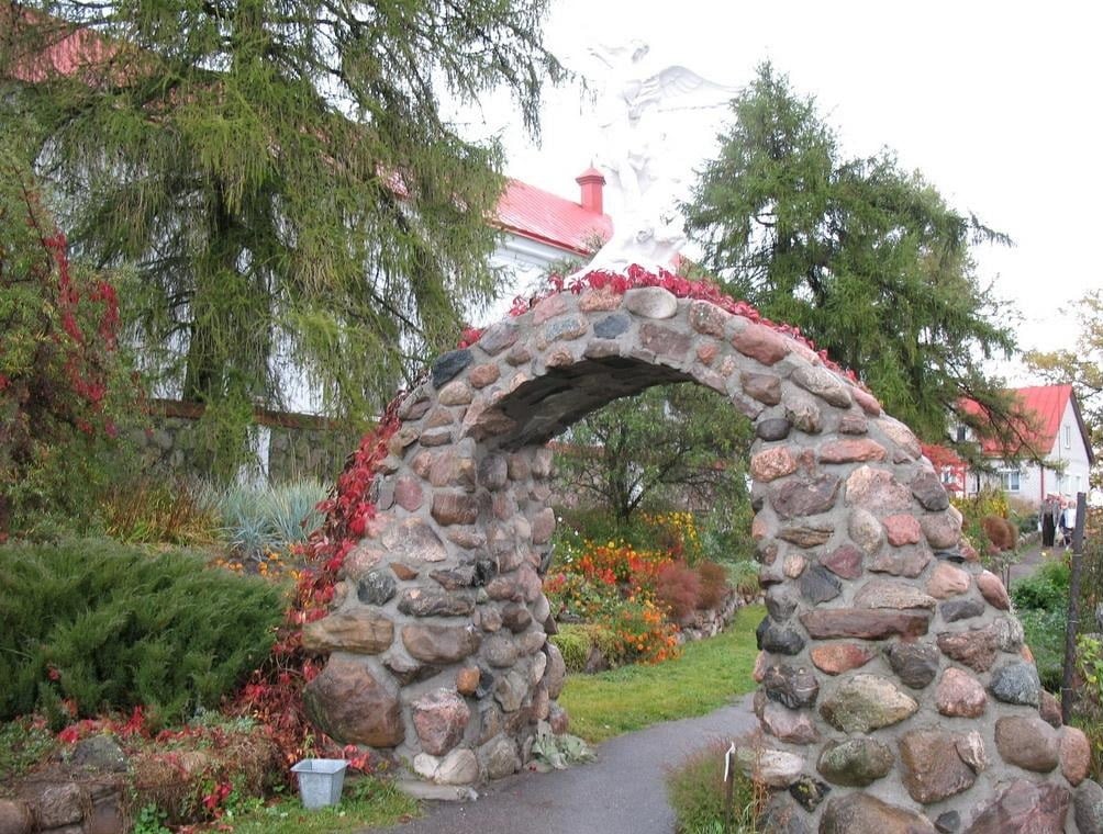 Beautiful and Functional Garden Arches