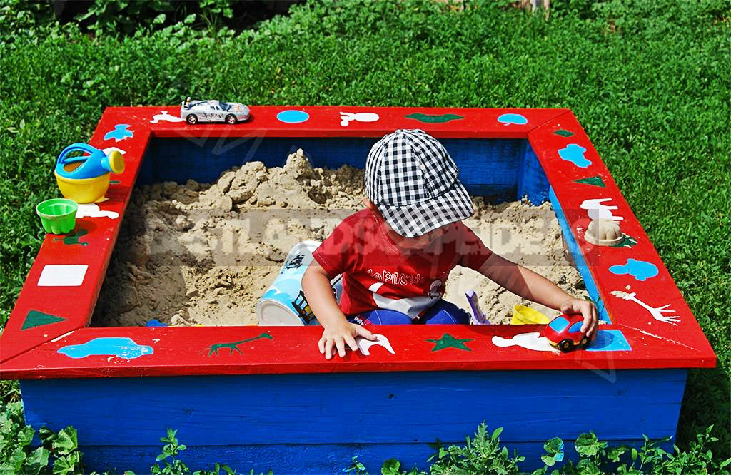 How to Build a Children's Sandbox With Your Own Hands