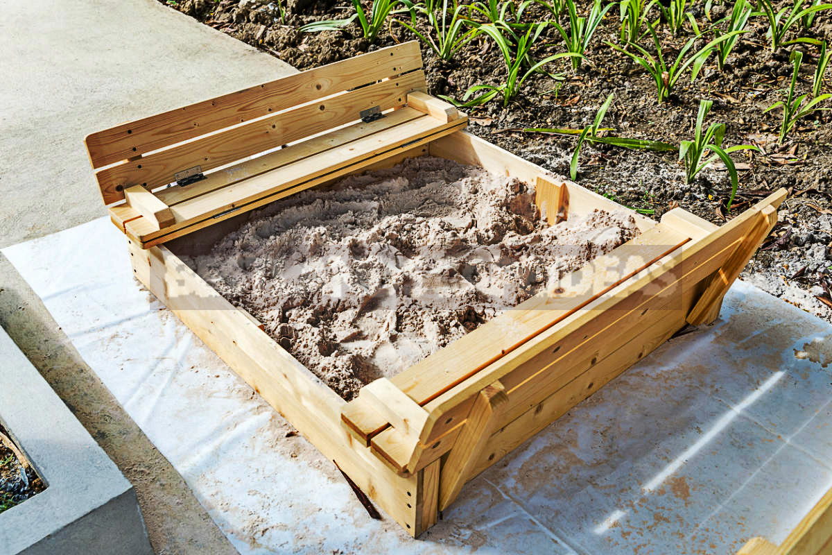 How to Build a Children's Sandbox With Your Own Hands