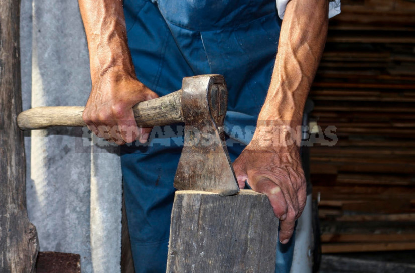 Manual Log Splitter: Wood in Chips for a Couple of Minutes