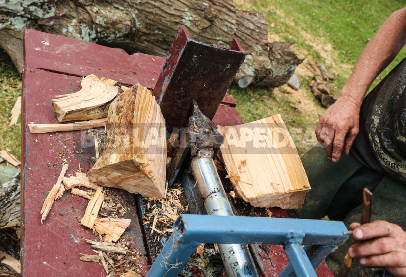 Manual Log Splitter: Wood in Chips for a Couple of Minutes