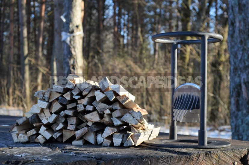 Manual Log Splitter: Wood in Chips for a Couple of Minutes