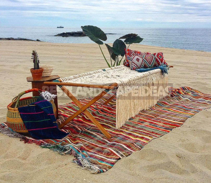 Unusual Country Furniture Made of Fabric: Hammocks