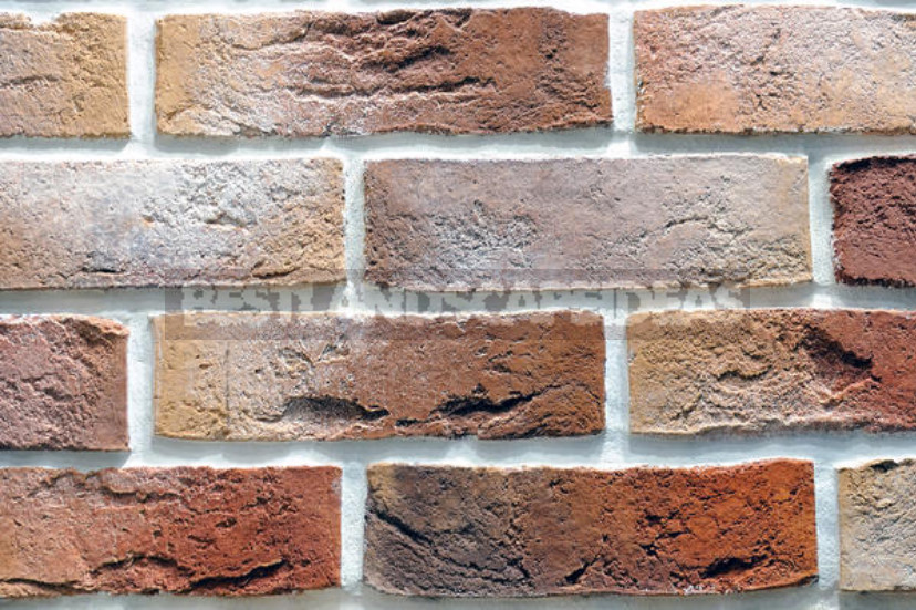The Decoration of the Facade: Brick, Tile or Stone