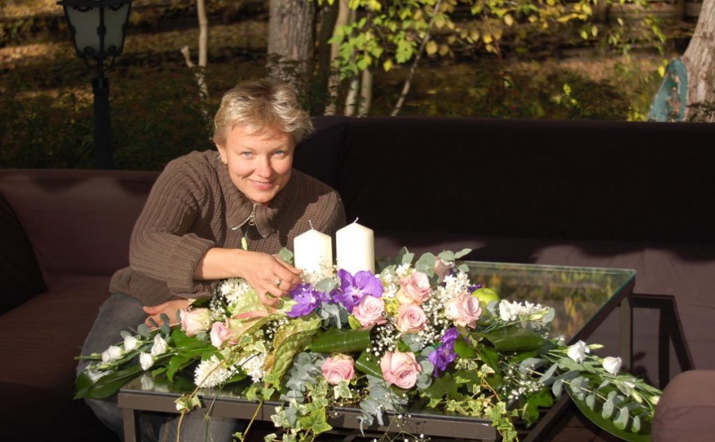 How To Decorate a Festive Table With Floral Arrangements