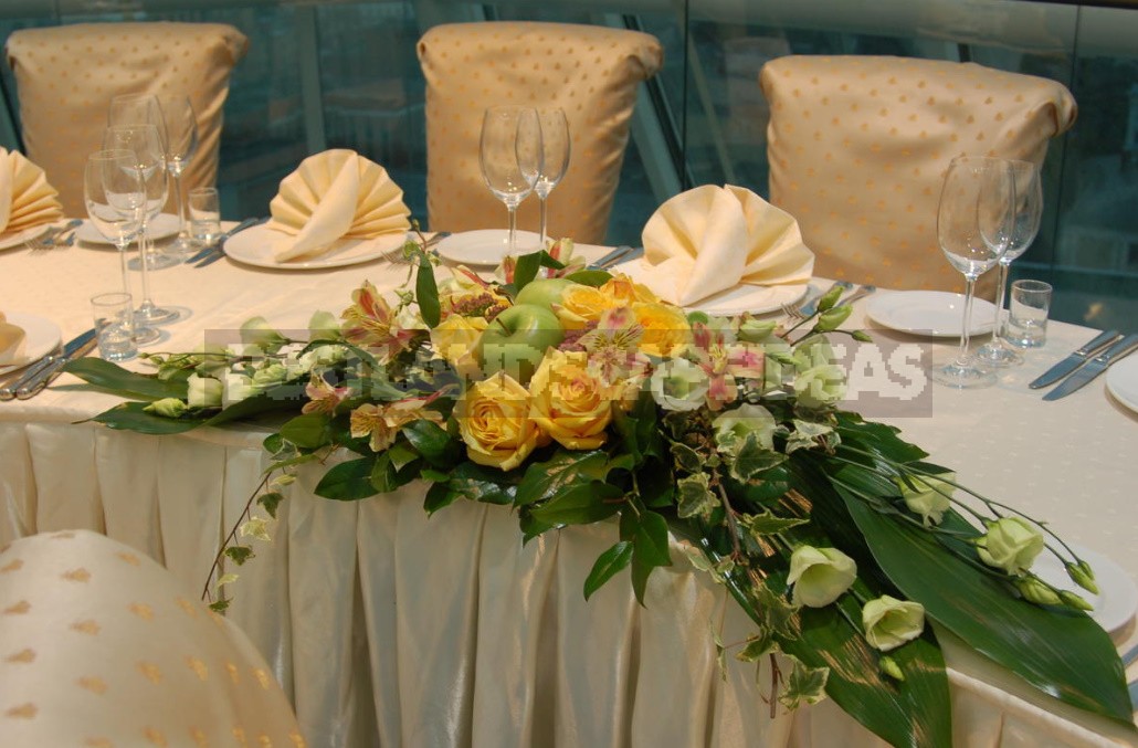 How To Decorate a Festive Table With Floral Arrangements
