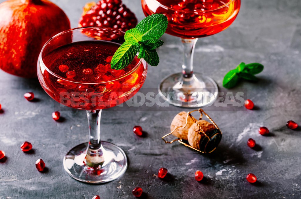Christmas Cocktails With Champagne. Surprise Your Guests!