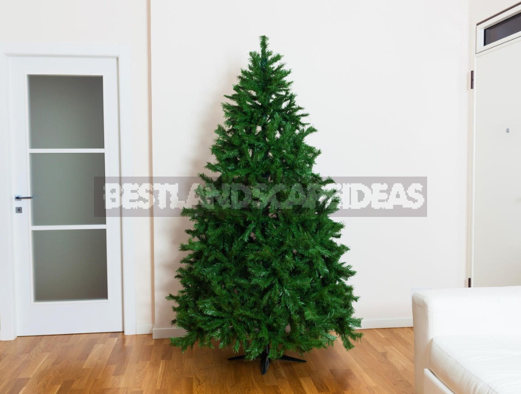 What Are the Dangers of An Artificial Christmas Tree?