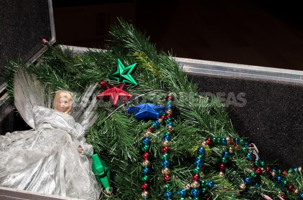 What Are the Dangers of An Artificial Christmas Tree?