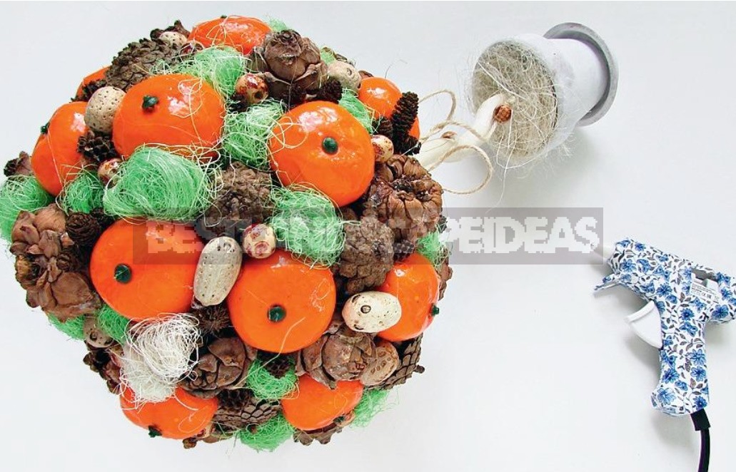 Christmas Topiary With Pine Cones And Tangerines: a Master Class