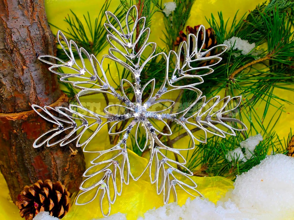 Seven Simple Ways To Make a Beautiful Snowflake Out Of Paper