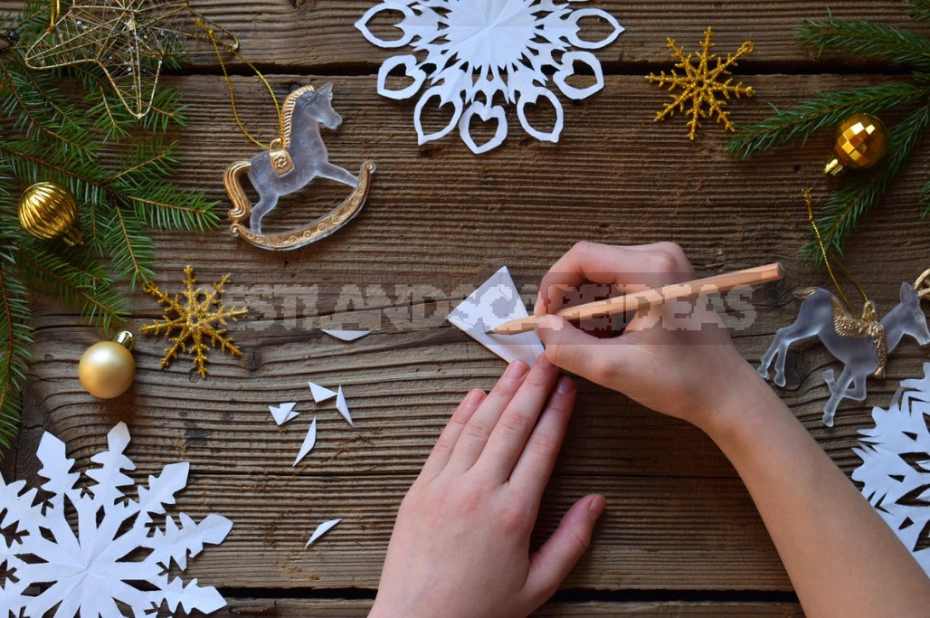 Seven Simple Ways To Make a Beautiful Snowflake Out Of Paper