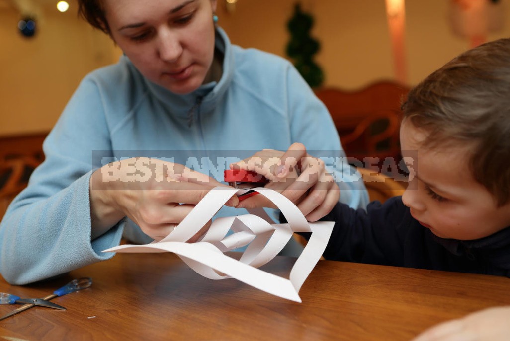 Seven Simple Ways To Make a Beautiful Snowflake Out Of Paper