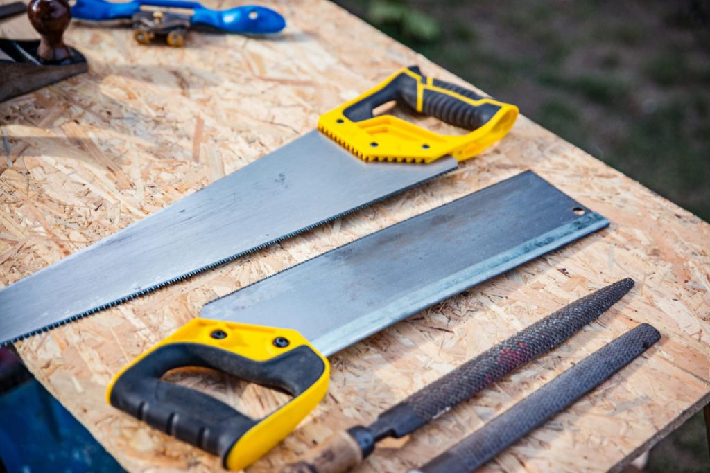 Sharpening a Saw On Wood With Your Own Hands