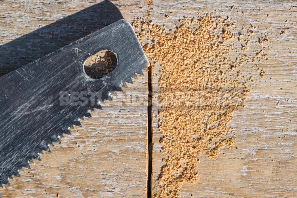 Sharpening a Saw On Wood With Your Own Hands