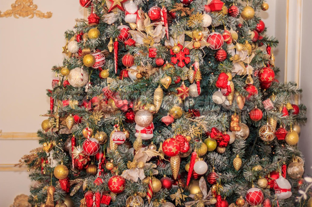 The Most Fashionable Outfits For Your Christmas Tree