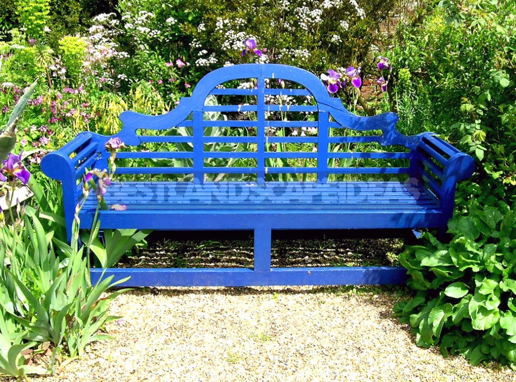 Garden Benches From Different Points Of View
