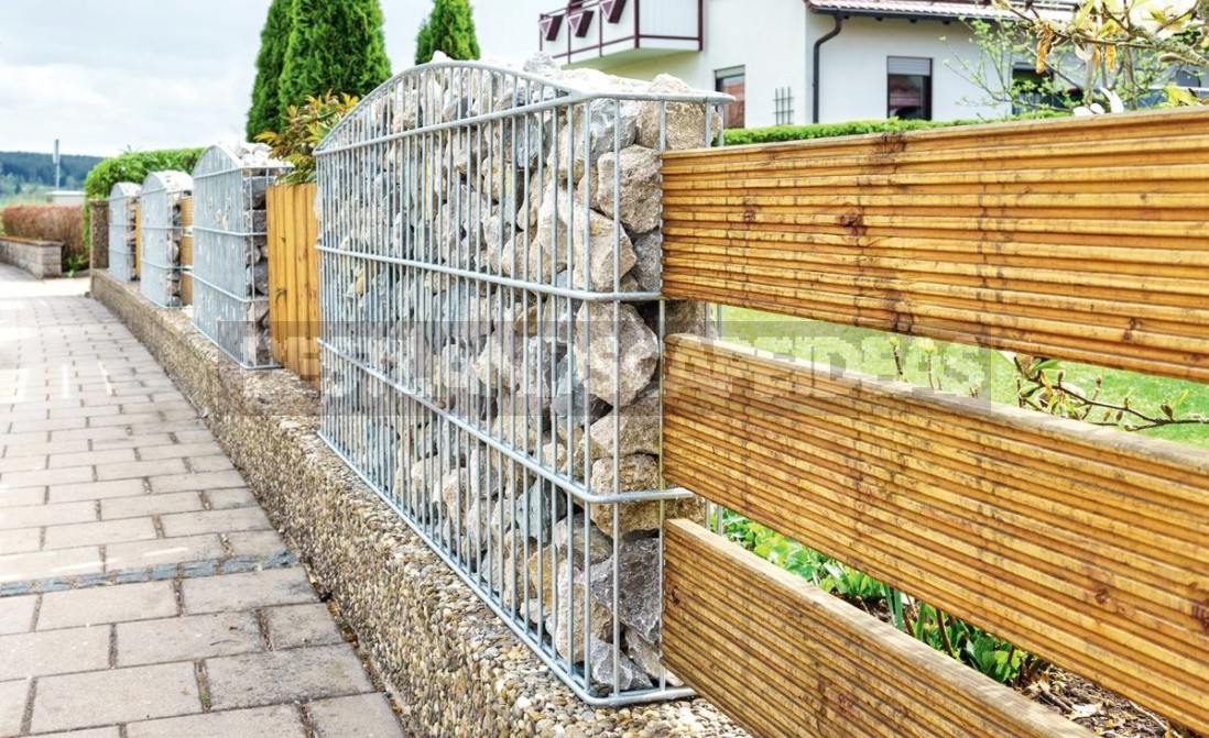 Spectacular Fences For Cottages Made Of Different Materials: Photos, Ideas