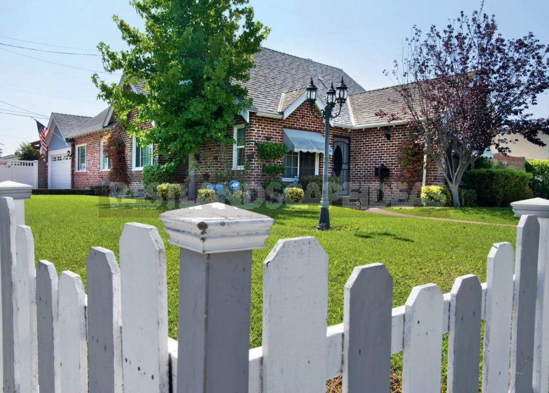 Spectacular Fences For Cottages Made Of Different Materials: Photos, Ideas