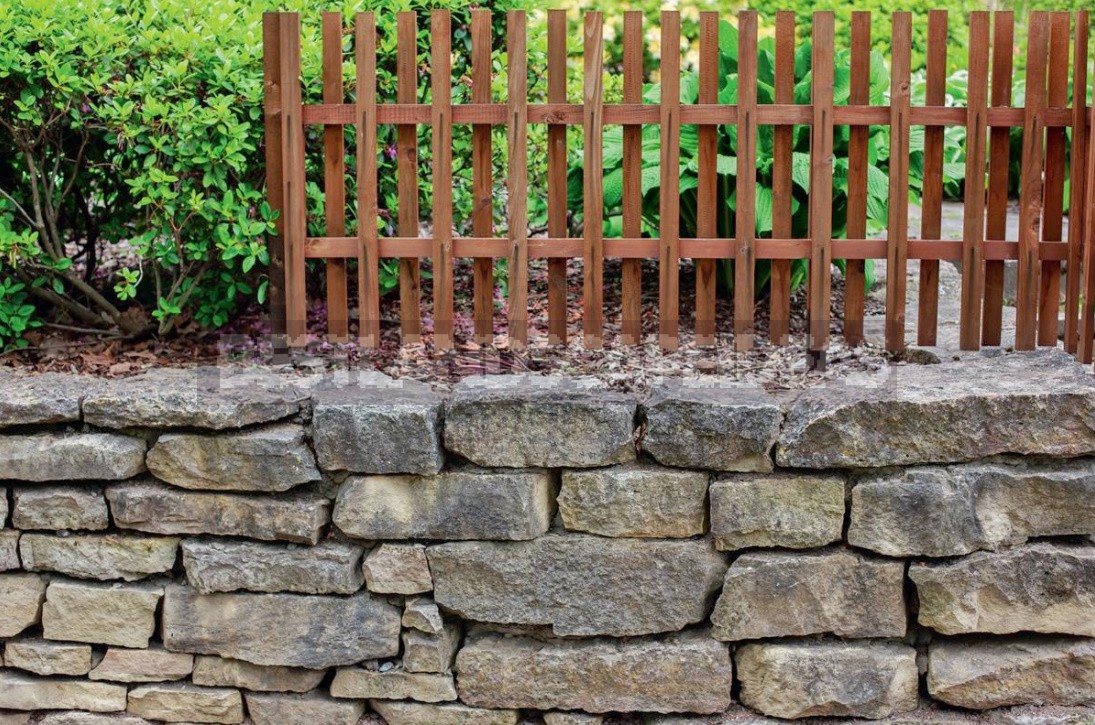 Spectacular Fences For Cottages Made Of Different Materials: Photos, Ideas