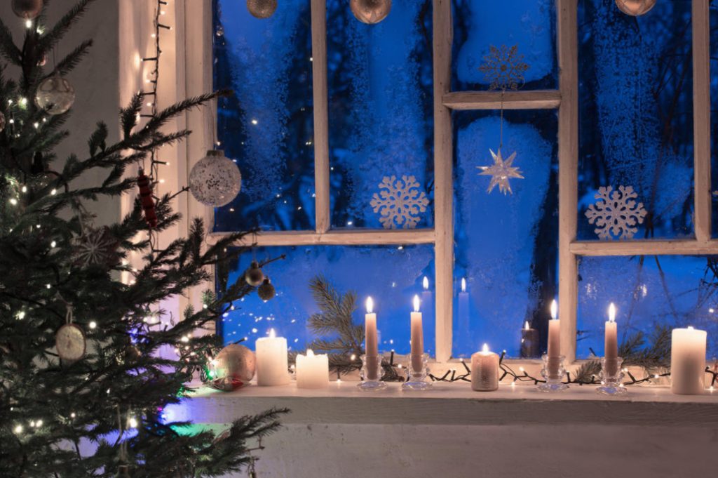 How To Decorate Windows For The New Year. Holiday Decoration Ideas ...