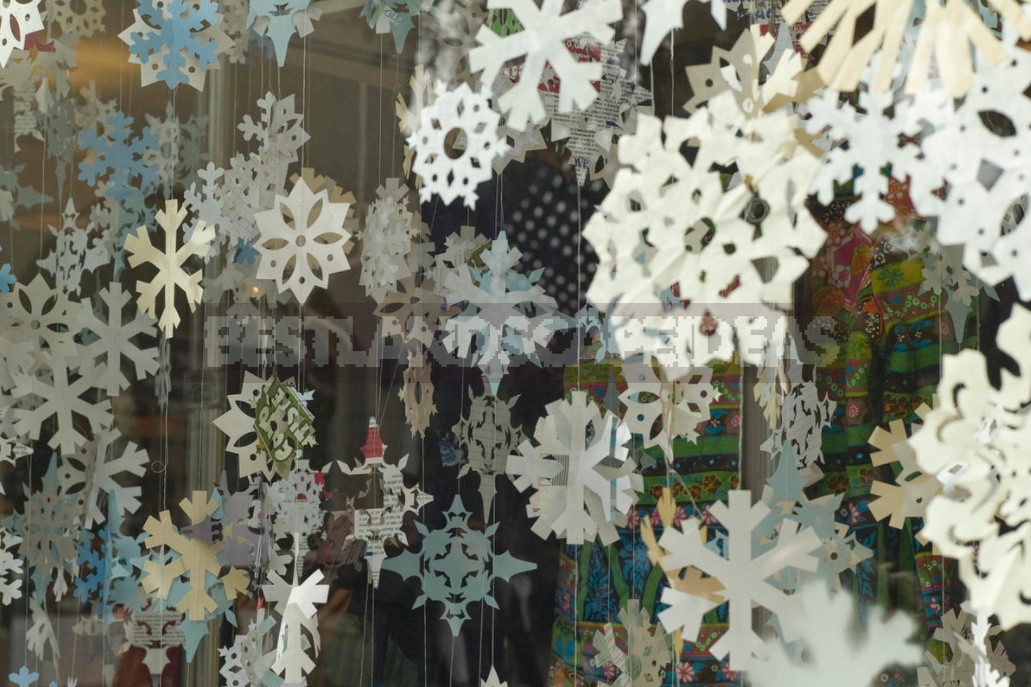 How To Decorate Windows For The New Year. Holiday Decoration Ideas.