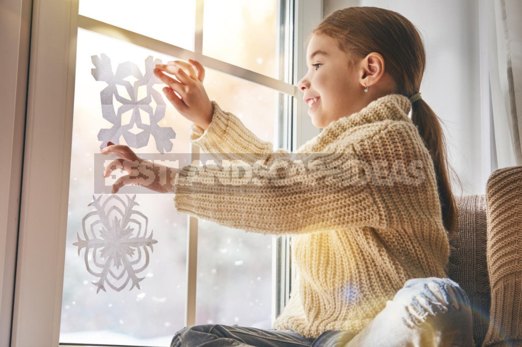How To Decorate Windows For The New Year. Holiday Decoration Ideas.