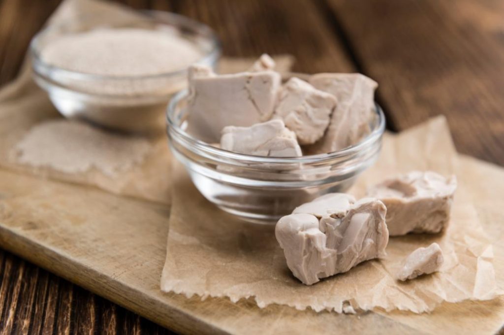How to Make Yeast Top Dressing for Indoor Plants