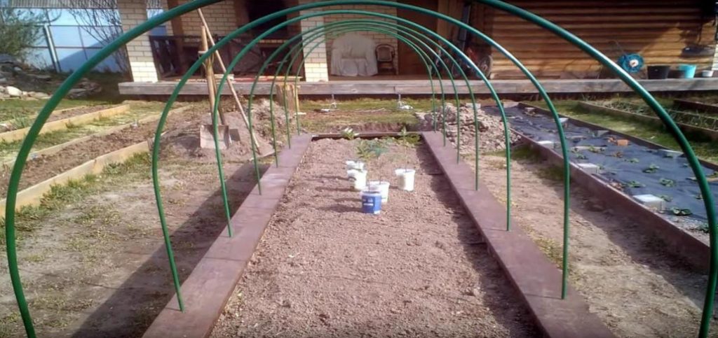 We Make a High Warm Bed With a Greenhouse