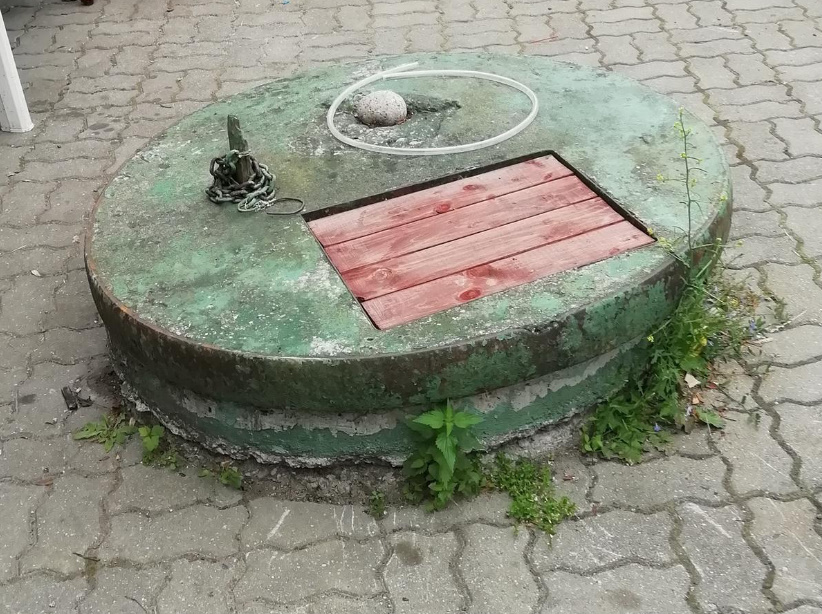 How To Turn a Manhole Of a Technical Well Into a Country House Decoration